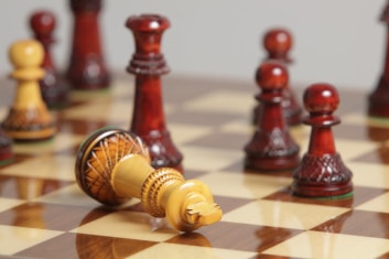 King surrender on a chessboard